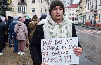 Тернополяни продовжують пікетувати під стінами міської ради (відео)