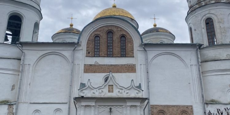 У Чернігові священник РПЦ покусав укрaїнського військового