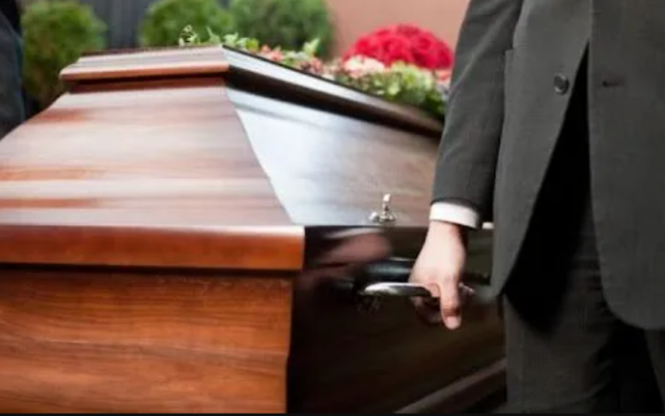 Працівник ритуальної служби знімав золото з померлих у Тернополі