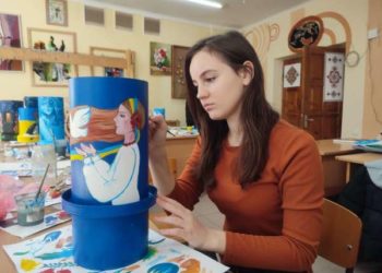 Студенти факультету мистецтв ТНПУ розмальовують тубуси та гільзи
