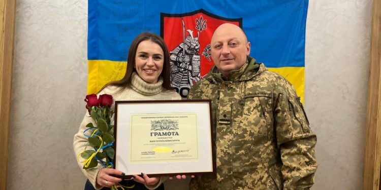 Волонтерка «Української команди» Тетяна Комісарчук отримала подяку від Валерія Залужного