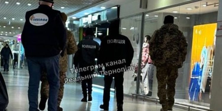 Тернопільський ТЦК завітав у ТРЦ та на ринок