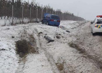 На засніженій дорозі Тернопільщини перекинувся автомобіль