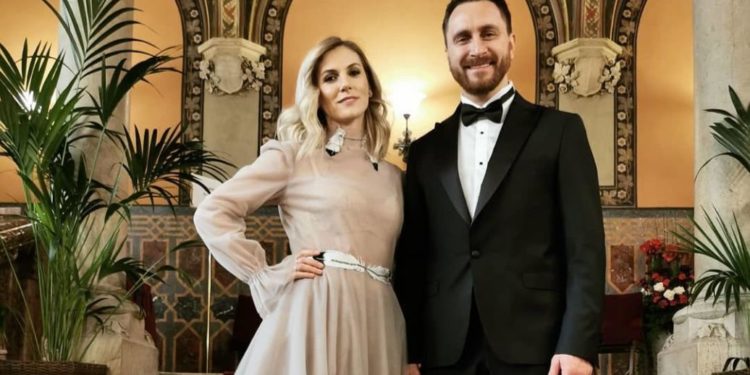 Лідер гурту “Скай”, тернопільський співак Олег Собчук, розлучився з дружиною Марією після 20 років шлюбу