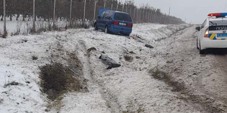 На засніженій дорозі Тернопільщини перекинувся автомобіль