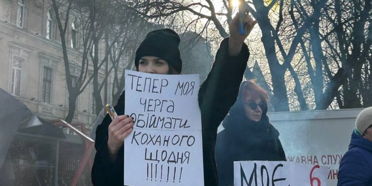 На мітингу у Тернополі родичі військових вимагалм демобілізації та визначення термінів служби