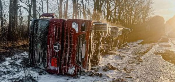 У ДТП на Тернопільщині перекинувся бензовоз