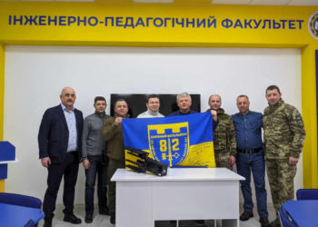 Доцент ТНПУ, військовий Валерій Панченко, отримав від рідного вишу антидронну рушницю