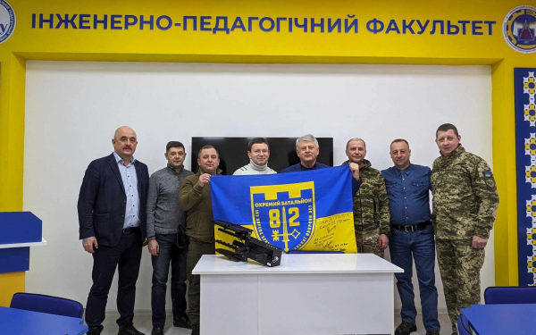 Доцент ТНПУ, військовий Валерій Панченко, отримав від рідного вишу антидронну рушницю