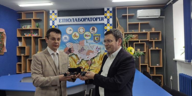Студенти ТНПУ замість організації випускного, придбали дрон для ЗСУ