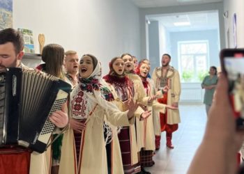 Студенти Класичного університету Тернополя з колядками та подарунками відвідали поранених захисників