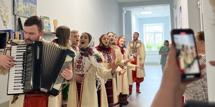 Студенти Класичного університету Тернополя з колядками та подарунками відвідали поранених захисників