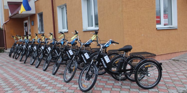 Понад 10 триколісних електровелосипедів для соцробітників отримали у Борсуківській громаді за кошти ПРООН