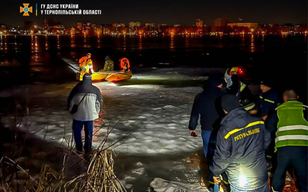На Тернопільському ставі рятували чоловіка