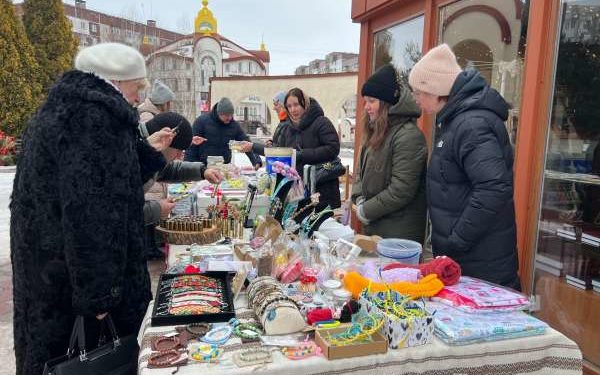 На ярмарку у Тернополі зібрали майже 100 тисяч на ЗСУ