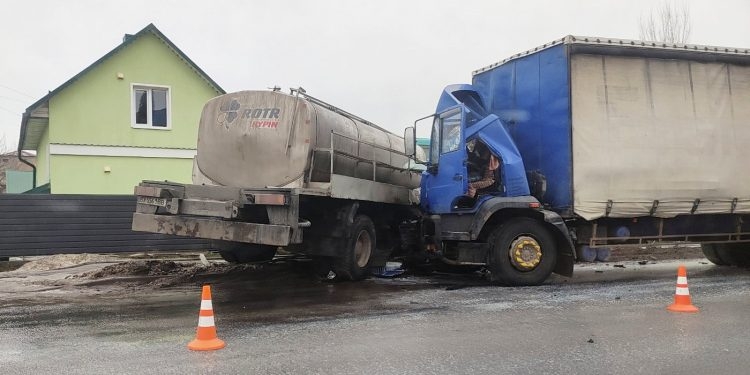 На Тернопільщині автотроща з вантажівками