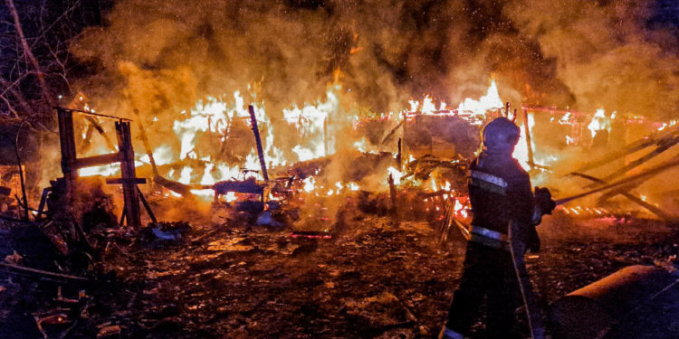 На Тернопільщині горіла господарська будівля