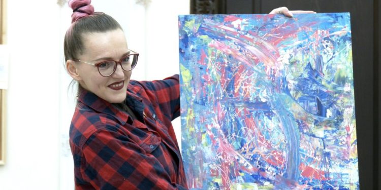 Художниця із Житомира малює картини вином