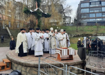 На набережній Тернопільського ставу освятили воду з нагоди Водохреща
