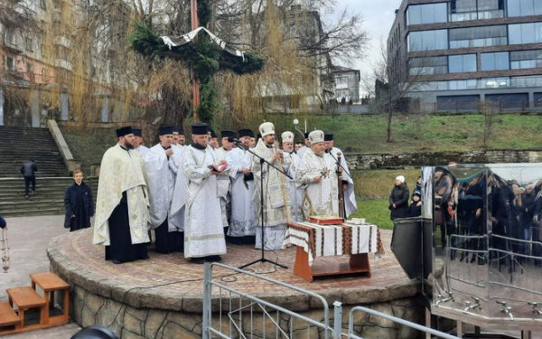 На набережній Тернопільського ставу освятили воду з нагоди Водохреща