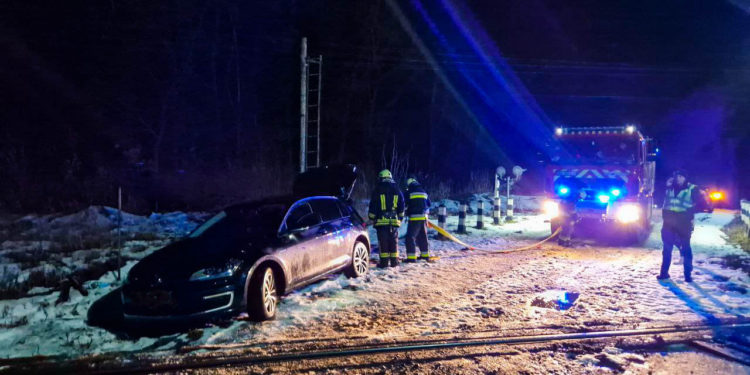 Автомобіль на Тернопільщині застряг у багнюці перед поїздом