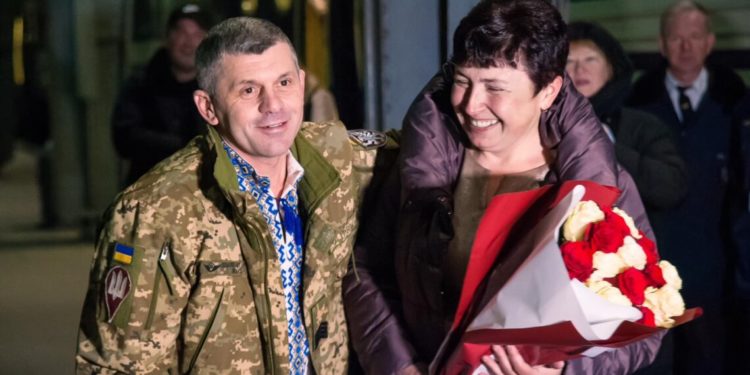 На головному вокзалі Львова воїн освідчився своїй коханій