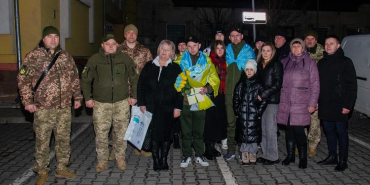 На Тернопільщину повернулися військові, звільнені з полону