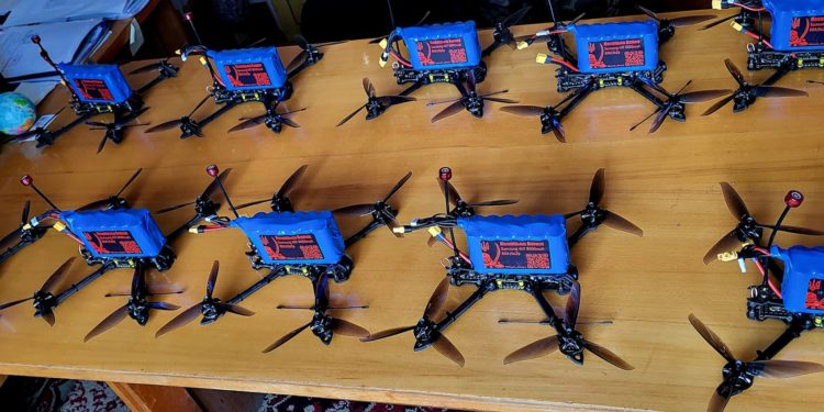 Працівники селищної ради на Тернопільщині передали на фронт дрони-камікадзе