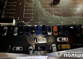 Тернополянка випала з 10 поверху біля припаркованих авто