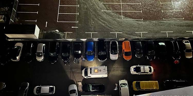 Тернополянка випала з 10 поверху біля припаркованих авто