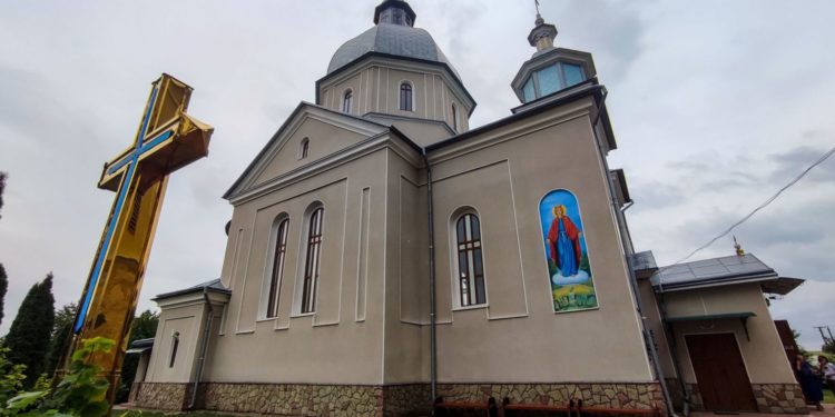 Небайдужих просять допомогти зібрати гроші на поновлення розписів церкви у селі Шманьківці