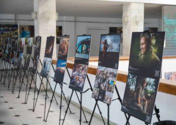 У межах проєкту «Дні кіно від ТрО» в Класичному університеті Тернополя відкрито фотоекспозицію «Довжиною у війну»