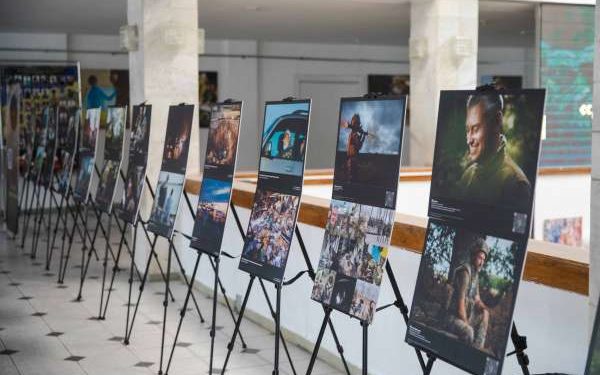 У межах проєкту «Дні кіно від ТрО» в Класичному університеті Тернополя відкрито фотоекспозицію «Довжиною у війну»