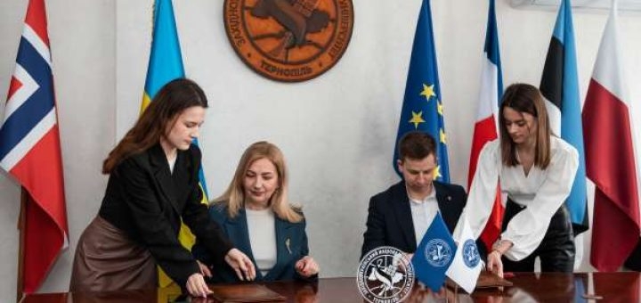 Класичний університет Тернополя підписав Договір про співпрацю із Тернопільським академічним ліцеєм «Українська гімназія» ім. І. Франка