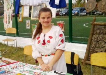 Вчителька Людмила Захарук виготовляє вироби з бісеру на підтримку ЗСУ