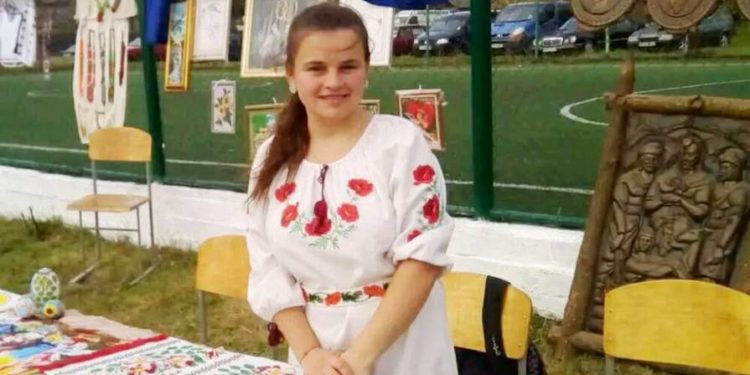 Вчителька Людмила Захарук виготовляє вироби з бісеру на підтримку ЗСУ