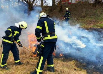 Горить суха трава