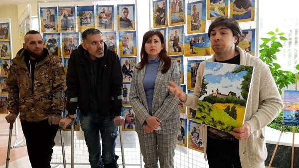 Виставку картин «Воїни світла», створених захисниками під час реабілітації, відкрили в ТНПУ