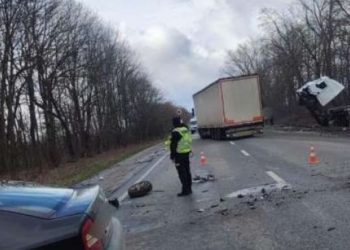 На Тернопільщині вантажівка злетіла з траси