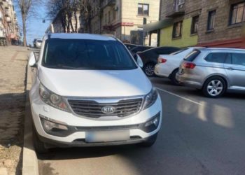 У Тернополі водій повністю перекрив вулицю: рух авто був заблокований