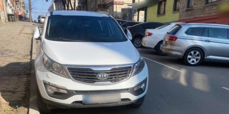 У Тернополі водій повністю перекрив вулицю: рух авто був заблокований