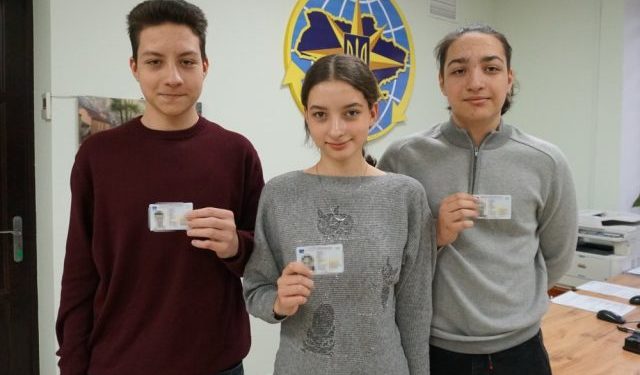 Трійнята у Тернополі прийшли одержувати паспорти