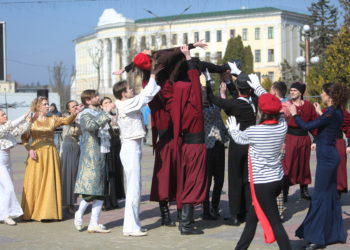 Театральним дійством у центрі Тернополя вшанували пам’ять загиблих внаслідок теракту в Маріуполі