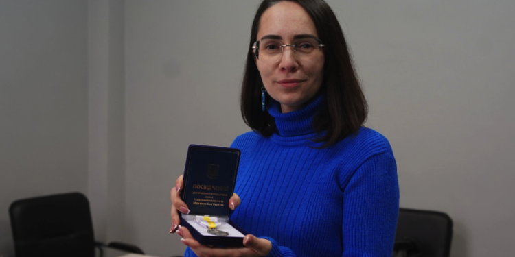 Тернопільську волонтерку Любов Вовк нагородили почесним нагрудним знаком
