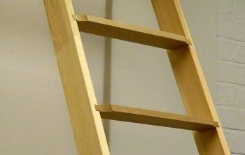 У Тернополі жінка впала з драбини та згодом померла. Вона хотіла побілити хату