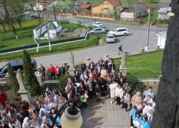 На честь загиблого воїна в громаді на Тернопільщині освятили церковний дзвін