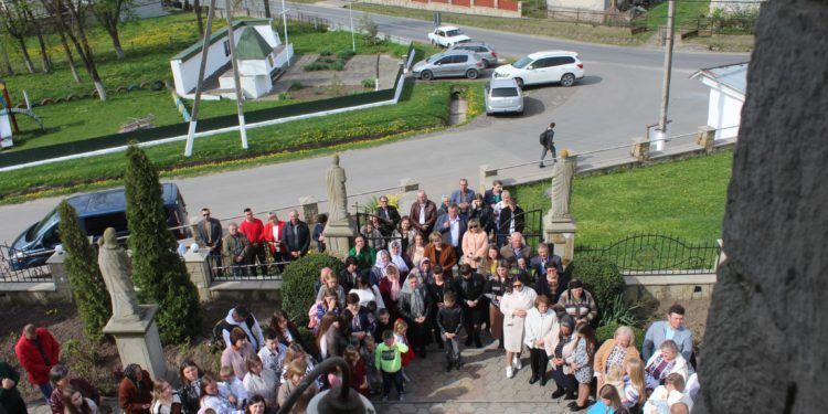 На честь загиблого воїна в громаді на Тернопільщині освятили церковний дзвін