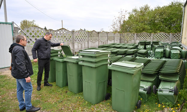 Лановецька громада отримала 2 тисячі контейнерів для ТПВ від донорів