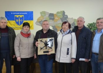 Старости Білобожницької громади, що на Тернопільщині, купили дрон для ЗСУ