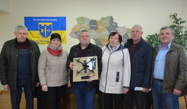 Старости Білобожницької громади, що на Тернопільщині, купили дрон для ЗСУ
